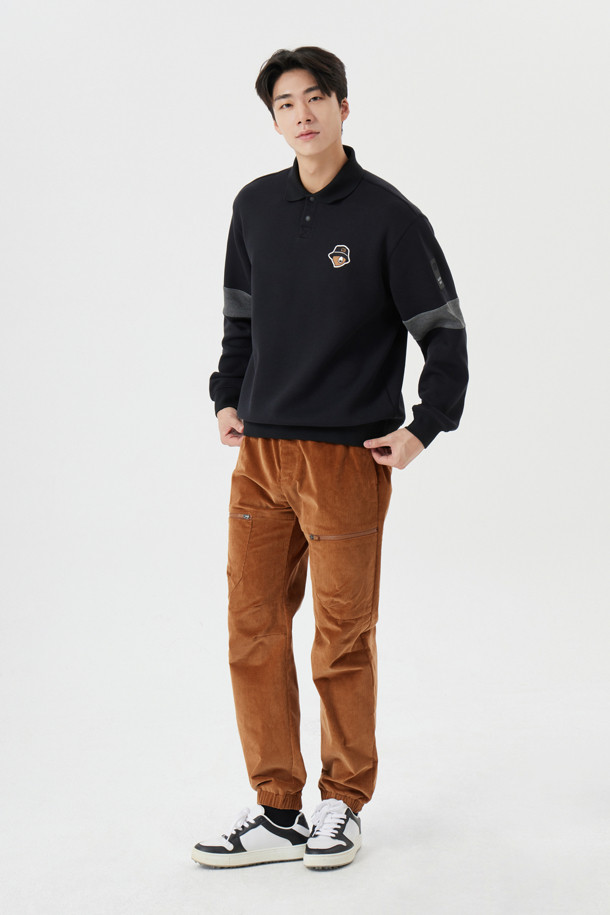 부드러운 코듀로이 소재로 제작되어 따뜻하고 편안한 착용감을 선사하는 코듀로이 밴딩 조거 팬츠입니다. 브라운 컬러의 무지 디자인으로 어떤 상의에도 잘 어울리며, 캐주얼, 스포티, 클래식 등 다양한 스타일을 연출할 수 있습니다. 허리와 밑단에 밴딩 처리를 하여 활동성을 높였으며, 카고 스타일의 디자인으로 포인트를 더했습니다. 가을, 겨울 시즌 골프룩은 물론 일상에서도 스타일리시하게 활용할 수 있는 릴랙스핏 조거 팬츠입니다.
