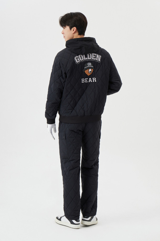 블랙 컬러의 퀄팅 조거 팬츠입니다. 남성용으로, 가을과 겨울에 따뜻하게 착용할 수 있습니다. 스포티하면서도 캐주얼한 스타일로 골프, 일상 등 다양한 TPO에 활용 가능합니다. 릴랙스 핏과 부드러운 촉감, 두꺼운 두께로 편안한 착용감을 선사하며, 밴딩 처리로 활동성을 높였습니다. 퀄팅 디테일과 조거 스타일이 돋보이는 보온성이 뛰어난 긴바지입니다.
