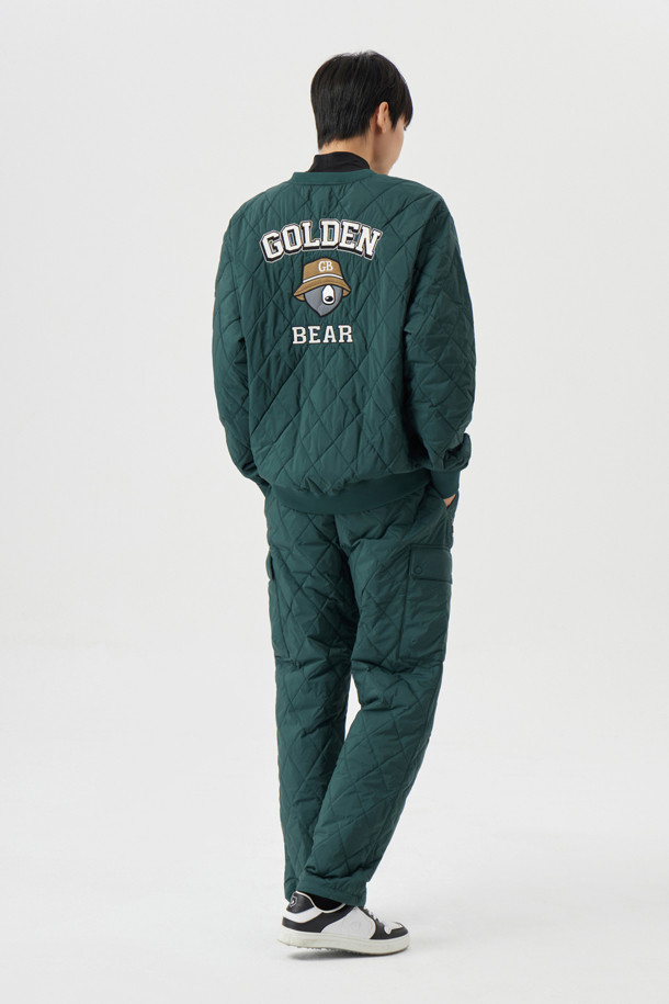 퀼티드 조거 팬츠는 남성을 위한 캐주얼 & 스포티 스타일의 조거 팬츠입니다. 봄, 가을, 겨울 시즌에 적합하며, 블랙과 그린 두 가지 색상으로 제공됩니다. 다이아몬드 퀼팅 패턴과 슬림핏 디자인이 특징이며, 우븐, 폴리에스터 소재로 제작되었습니다. 좌우 사선 포켓, 아웃 카고 포켓, 후면 싱글 월렛 포켓, 조절 가능한 밑단 스트링, 무릎 부분 입체 다트 등의 디테일이 돋보입니다. 전체 밴딩과 폴리 충전재 안감으로 편안함과 보온성을 더했으며, 골프룩으로도 활용 가능합니다.
