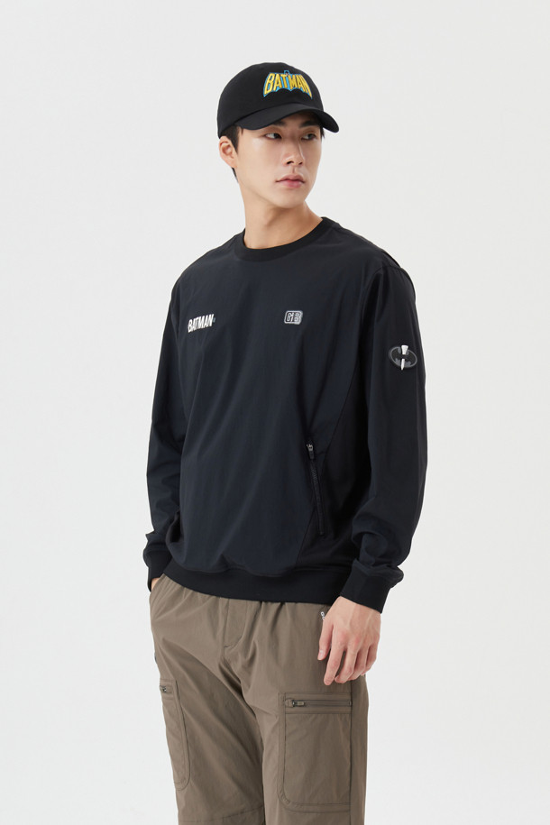 (M)(GOLDEN BEAR X BATMAN) 메쉬 배색 우븐 스웻 셔츠는 골프 및 일상용으로 활용하기 좋은 남성용 상의입니다. 블랙 컬러의 레귤러핏 긴소매 셔츠로, 메쉬와 우븐 소재의 조화로 통기성을 높였습니다. 스포티하면서도 캐주얼한 스타일을 연출하며, 라운드넥 디자인과 배트맨 콜라보레이션 로고가 특징입니다. 부드러운 촉감과 얇은 두께로 봄, 여름 시즌에 편안하게 착용할 수 있습니다.
