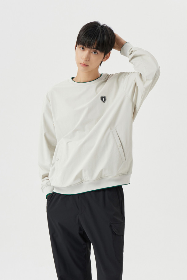 에센셜 크루넥 LS 티셔츠는 남성용 상의로, 골프 및 일상 용도로 활용하기 좋습니다. 봄, 가을에 적합하며, 슬림핏의 레귤러 기장으로 제작되었습니다. 그레이, 베이지 두 가지 색상으로 출시되었으며, 신축성과 통기성이 뛰어난 스트레치 우븐 소재를 사용하여 활동성을 높였습니다. 립조직 넥/소매/밑단 밴드, 암홀라인 메쉬 벤틸레이션, 야간 반사 기능, 싱글월트 포켓 등 다양한 디테일이 돋보이는 스포티, 베이직 스타일의 긴소매 티셔츠입니다.
