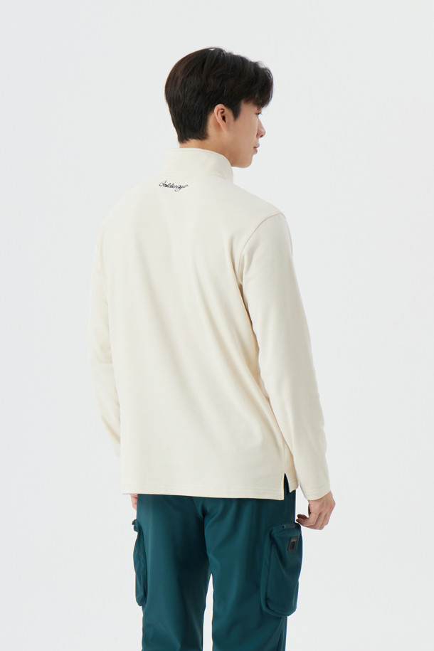 아이보리 컬러의 남성용 마이크로 플리스 집업 풀오버입니다. 부드러운 촉감의 폴리에스테르와 플리스 소재로 제작되어 가을, 겨울철 보온성을 책임집니다. 하프넥 디자인과 레귤러핏으로 스포티하면서도 캐주얼한 스타일을 연출하며, 골프 및 일상복으로 활용 가능합니다. 두꺼운 두께감과 긴 소매 기장으로 추운 날씨에도 따뜻하게 착용할 수 있으며 집업 스타일로 간편하게 입고 벗을 수 있습니다. 경량 기능으로 활동성을 높인 실용적인 골프웨어입니다.
