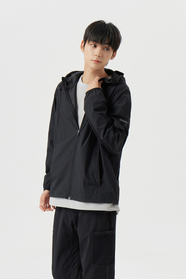 **경량 후드 바람막이**

남성용 경량 후드 바람막이입니다. 여름과 가을에 적합하며, 스포티와 캐주얼 스타일 모두 소화 가능합니다. 슬림핏 또는 오버핏으로 연출할 수 있으며, 무지 디자인의 그레이 컬러로 출시되었습니다. 나일론 소재로 제작되어 얇고 가벼우며, 방풍 기능을 제공합니다. 골프룩, 여행룩 등 다양한 TPO에 활용하기 좋습니다. 후드 스트링 스토퍼, 전면 절개 라인 좌우 포켓, 메쉬 소재 포켓 라이닝, 소매 밑단 경량 밴드 마감 등의 디테일이 돋보입니다.
