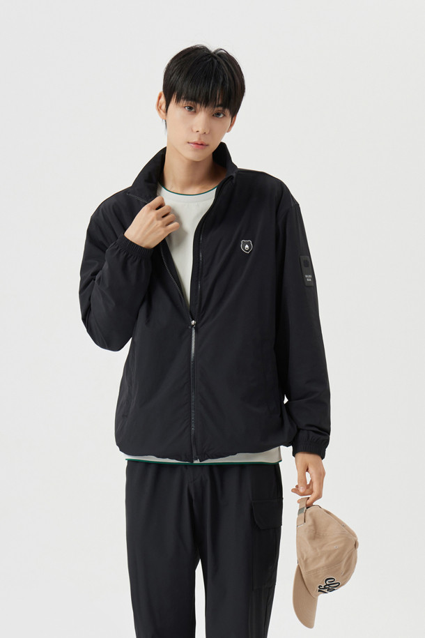 **스탠드 칼라 윈드브레이커**는 봄, 여름, 가을 간절기에 활용하기 좋은 아우터입니다. 베이지와 블랙 두 가지 색상으로 출시되었으며, 스포티한 무드를 연출합니다. 슬림핏, 데일리핏, 오버핏 세 가지 핏으로 제공되어 다양한 스타일을 소화할 수 있습니다. 신축성이 뛰어난 스트레치 소재와 스트레치 안감을 사용하여 편안한 착용감을 선사합니다. 스탠드 칼라, 전면 사선 싱글월트 포켓, 후면 골드베어 라인 로고 프린트, 소매단 밴드, 밑단 스트링 & 스토퍼 등의 디자인 디테일이 돋보이며, 동네 마실룩, 산책룩, 여행룩 등 다양한 TPO에 어울리는 활용도 높은 아이템입니다.
