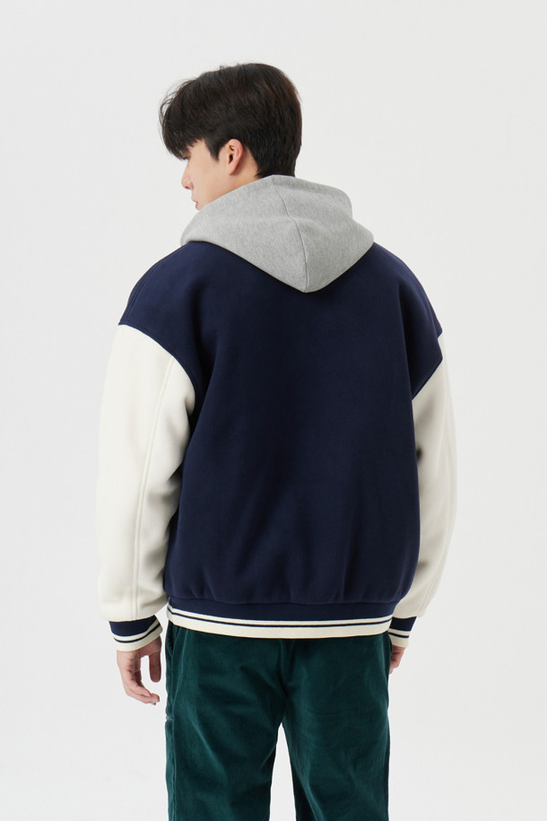 플리스 바시티 재킷은 가을, 겨울 시즌 남성들을 위한 아우터입니다. 부드러운 플리스 소재로 제작되어 뛰어난 착용감을 선사하며, 두꺼운 두께감으로 보온성을 높였습니다. 스포티하고 캐주얼한 스타일을 연출하며, 블랙, 화이트, 버건디 3가지 색상으로 제공됩니다. 레귤러핏에 무지 디자인, 립 디테일과 배색 디자인으로 포인트를 더했으며, 골프 및 일상생활에서 활용하기 좋습니다. 스냅 버튼 여밈 방식과 긴 소매 기장으로 편안함과 스타일을 모두 갖춘 제품입니다.
