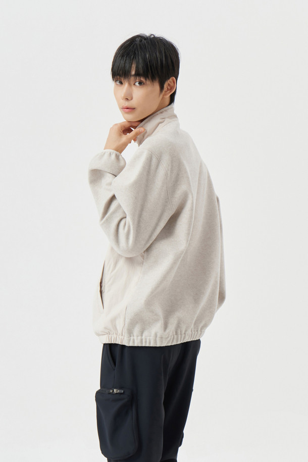 베이지와 그레이 컬러로 제공되는 플리스 하이브리드 하프 집 점퍼입니다. 남성용으로, 가을/겨울 시즌에 골프 및 일상용으로 착용하기 좋습니다. 부드러운 플리스 소재에 1.5온스 충전재와 다운백 안감을 사용하여 보온성을 높였습니다. 하프넥 디자인과 슬림핏, 데일리핏, 오버핏의 3가지 핏으로 출시되었으며, 전면 우븐 패치, 곰 자수, 커브드 로고, 사선 월렛 포켓 등의 디테일이 돋보입니다. 스포티, 캐주얼, 미니멀 무드를 동시에 연출할 수 있는 아이템으로, 골프룩 및 가을 나들이룩에 적합합니다.
