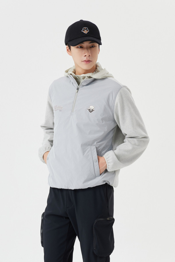 남성용 플리스 하이브리드 하프 집업 점퍼입니다. 부드러운 플리스 소재로 제작되어 뛰어난 착용감을 선사하며, 보온성을 극대화하여 가을, 겨울철 추위에도 끄떡없습니다. 하프 넥 디자인과 레귤러핏으로 스포티하면서도 캐주얼한 스타일을 연출할 수 있습니다. 골프를 즐길 때뿐만 아니라 일상에서도 편안하게 착용하기 좋은 아이템입니다. 그레이 컬러의 무지 디자인으로 미니멀한 스타일을 선호하는 분들께 추천합니다.
