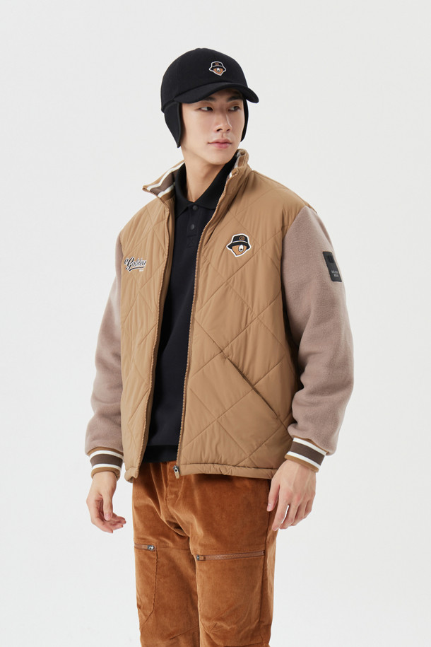 남성용 퀼티드 하이브리드 재킷입니다. 베이지 색상으로, 가을과 겨울에 따뜻하게 입을 수 있습니다. 골프 및 일상용으로 모두 활용 가능하며, 스포티하면서도 캐주얼한 스타일을 연출합니다. 폴리에스테르 소재로 제작되어 부드러운 촉감을 제공하며, 두꺼운 두께감으로 보온성을 높였습니다. 레귤러핏에 긴 소매, 집업 여밈 방식의 퀼팅 코트 타입 하이브리드 디자인입니다.
