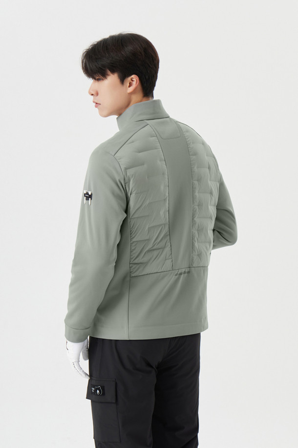 남성용 하이브리드 다운 점퍼입니다. 그레이 컬러의 무지 디자인으로, 가을과 겨울에 골프 또는 일상에서 스포티하고 캐주얼한 스타일을 연출하기 좋습니다. 두꺼운 두께감과 부드러운 촉감의 나일론, 폴리에스테르 혼방 소재로 제작되어 보온성과 방풍 기능을 제공합니다. 레귤러핏에 집업 스타일, 긴 소매 기장으로 활동성을 높였으며, 하이브리드 디자인과 기능성을 더했습니다.
