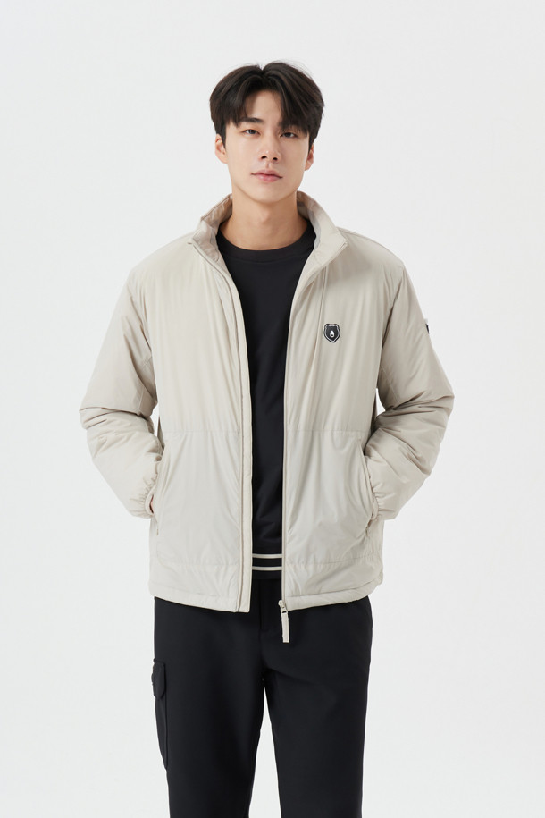 베이지 컬러의 방풍 안감 패딩 재킷입니다. 남성용으로, 가을과 겨울에 따뜻하게 착용할 수 있습니다. 스포티하면서도 캐주얼한 스타일로 골프, 일상 등 다양한 TPO에 활용 가능합니다. 무지 디자인에 레귤러 핏, 긴 소매 기장으로 제작되었으며, 두꺼운 두께감으로 보온성을 높였습니다. 나일론과 폴리에스터 혼방 소재로 부드러운 촉감을 선사하며, 집업 방식으로 간편하게 착용할 수 있습니다.
