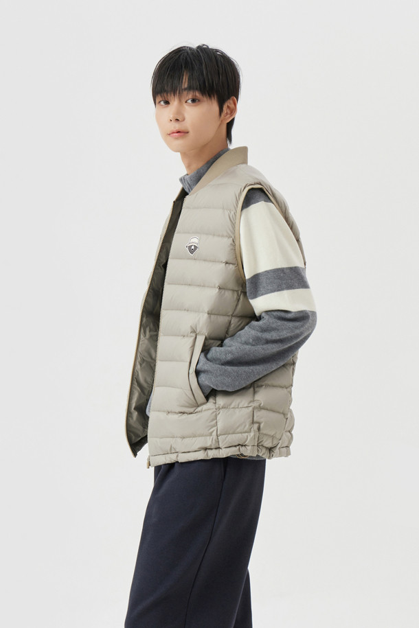 **경량 다운 베스트**

가을, 겨울 시즌에 남성 골퍼 및 일상에서 활용하기 좋은 경량 다운 베스트입니다. 그레이, 베이지, 블랙 3가지 색상으로 출시되어 다양한 스타일에 매치하기 용이합니다. 나일론 소재에 다운 80%, 페더 20% 충전재를 사용하여 보온성을 높였으며, 슬림핏, 데일리핏, 오버핏으로 취향에 맞게 선택할 수 있습니다. 지퍼 여밈 방식에 민소매 디자인으로, 스트레치 밴드 암홀 마감, 세미오토락 지퍼풀러, 사선 싱글월트 포켓, 스트링 밑단 조절, 안티필링 가공 넥밴드, 자수 와펜 등 디테일한 특징을 갖춘 스포티하고 미니멀한 캐주얼 스타일의 아우터입니다.
