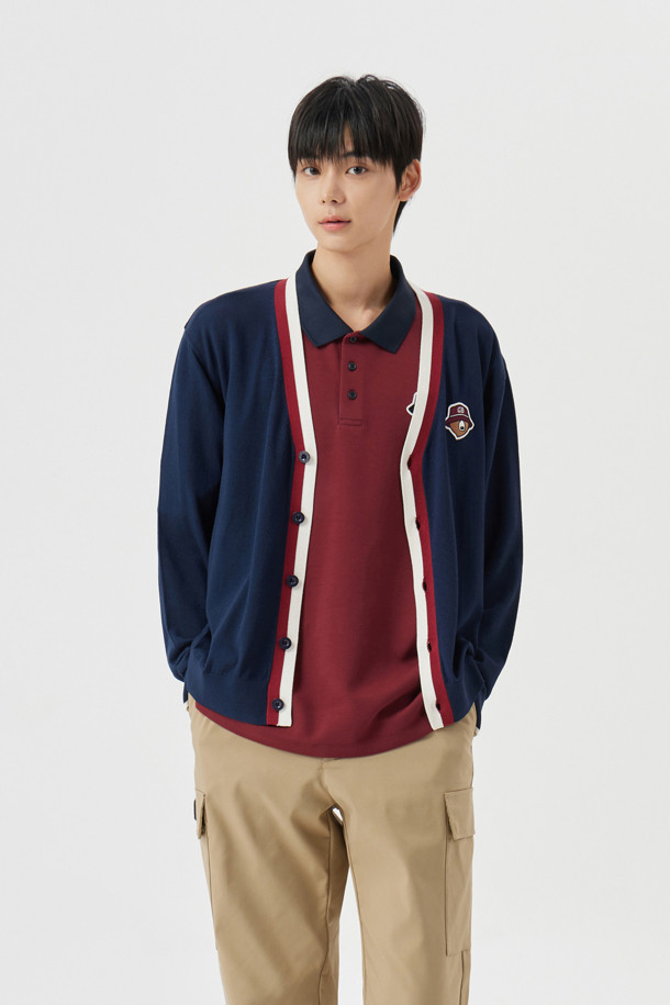 컬러 포인트 가디건은 남성용 가디건으로, 봄, 가을에 착용하기 좋습니다. 네이비, 그린 컬러로 출시되었으며, 골프, 일상 등 다양한 TPO에 활용 가능합니다. 슬림핏 니트 소재로 제작되었으며, 얇고 부드러운 촉감과 신축성을 제공합니다. 플레인 조직 편직, 포인트 컬러 배색, 베어 자수 로고, 스트레치 원사 추가, 로고 각인 플리 단추, 직자수 로고 디테일이 특징입니다.
