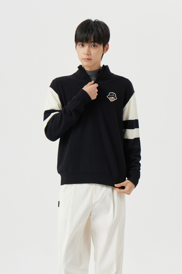 **윈드프루프 라이닝 하프 집업 니트**는 남성용 상의로, 가을과 겨울에 따뜻함과 스타일을 동시에 제공합니다. 블랙과 화이트 두 가지 색상으로 출시되어 어떤 스타일에도 쉽게 매치할 수 있습니다. 스포티하면서도 캐주얼한 무드를 연출하며, 골프룩과 출근룩 등 다양한 TPO에 활용 가능합니다. 레귤러핏에 하프넥 디자인, 긴소매 기장으로 제작되었으며, 두꺼운 두께감과 기모 안감, 방풍 및 보온 기능으로 추운 날씨에도 쾌적하게 착용할 수 있습니다. 부드러운 촉감과 무지 패턴, 집업 및 배색 디테일이 돋보이는 미니멀한 디자인의 니트입니다.
