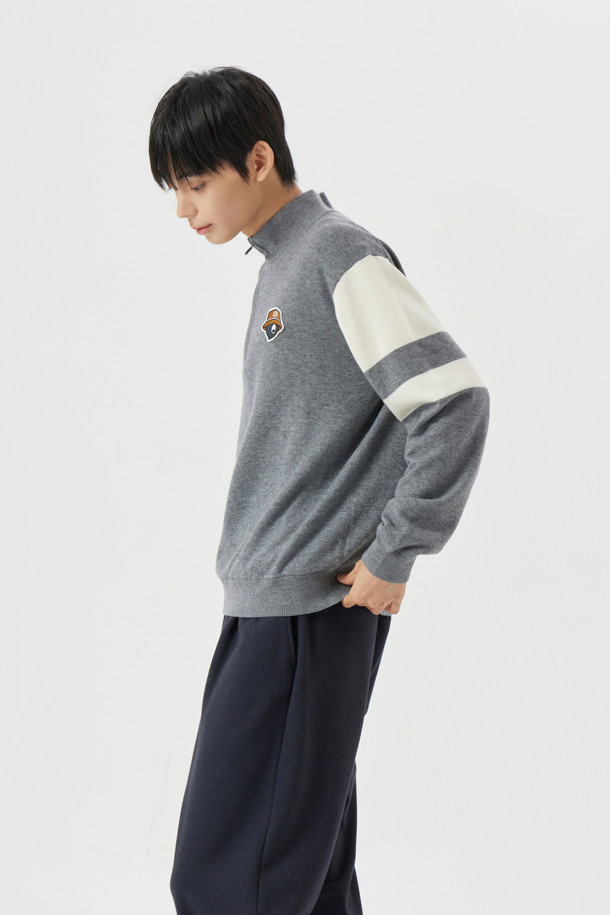 남성용 Windproof Lining (윈드프루프 라이닝) 하프 집업 니트입니다. 가을, 겨울 시즌 골프 및 일상에서 활용하기 좋은 스포티하고 베이직한 스타일의 제품입니다. 부드러운 울 소재에 방풍 안감을 더해 보온성과 방풍 기능을 갖췄습니다. 넥 소매 밑단 7X7 립 조직, 소매 상단 및 넥밴드 상단 배색 컬러 포인트, 전면 좌측 가슴 시그니처 자수, 등판 골 조직 디자인으로 디자인적 포인트를 더했습니다. 반 집업 스타일로 탈착이 용이하며, 필링 발생을 최소화했습니다. 블랙과 그레이 두 가지 컬러로 출시되었습니다.
