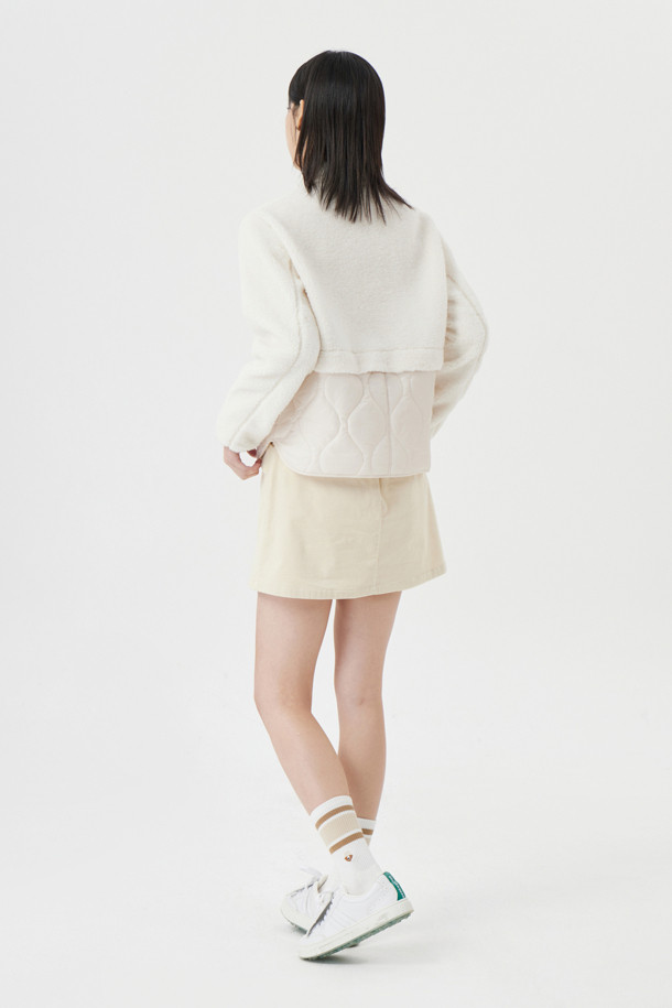 (W) 코듀로이 플리츠 스커트는 여성용으로, 가을과 겨울에 따뜻하게 착용할 수 있는 두꺼운 소재의 플리츠 스커트입니다. 부드러운 촉감의 코듀로이 소재로 제작되어 클래식하고 캐주얼한 스타일을 연출하며, 골프룩으로도 활용 가능합니다. 베이지 컬러에 무지 디자인으로 다양한 상의와 매치하기 용이하며, 레귤러 핏으로 편안하게 착용할 수 있습니다. 플리츠 디테일이 여성스러운 실루엣을 강조하며, 데일리룩과 골프 라운딩 모두에 적합한 아이템입니다.
