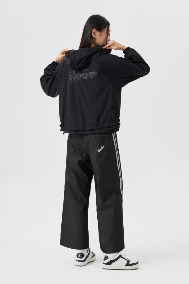 (W) 루즈핏 데님 라이크 팬츠는 여성용 바지로, 봄부터 겨울까지 사계절 내내 활용 가능한 아이템입니다. 블랙과 블루 두 가지 색상으로 출시되었으며, 코튼과 폴리에스테르 혼방 소재로 제작되어 신축성과 내구성이 우수합니다. 루즈핏, 슬림핏, 스트레이트핏, 테이퍼드핏, 와이드핏 등 다양한 핏으로 출시되어 폭넓은 선택이 가능하며, 측면 배색 테이프와 사선 포켓, 벨트고리 디테일이 특징입니다. 골프룩, 산책룩 등 다양한 TPO에 스포티하고 세련된 스타일을 연출할 수 있습니다.
