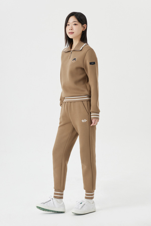 (W) 네오프렌 조거 팬츠는 여성용 바지로, 가을과 겨울에 착용하기 좋습니다. 브라운 색상의 무지 디자인에 조거핏으로, 릴랙스한 핏을 제공하며 부드러운 촉감이 특징입니다. 두꺼운 네오프렌 소재로 제작되었으며, 립 디테일과 스트라이프 배색이 스포티하고 캐주얼한 스타일을 더합니다. 골프룩, 일상복으로 활용 가능하며 밴딩 처리되어 편안한 착용감을 선사합니다. 미니멀한 스타일을 선호하는 분들에게 추천합니다.
