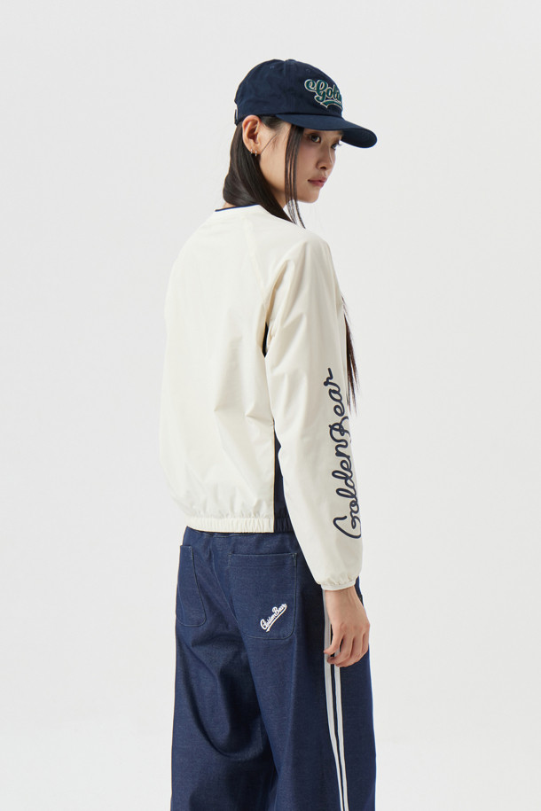 (W) 메쉬 롱 슬리브 티셔츠는 골프 활동에 적합한 여성용 상의입니다. 아이보리 컬러의 메쉬 소재로 제작되어 봄, 여름, 가을, 겨울 사계절 모두 착용 가능하며, 슬림핏, 레귤러핏, 오버핏으로 다양한 스타일을 연출할 수 있습니다. V넥 디자인에 밑단 스트링으로 핏 조절이 용이하며, 골든베어 레터링 프린트와 소매 'GDBR' 텍스트 프린트가 특징입니다. 넥 라인과 어깨 라인의 배색 포인트, 소매 립 배색으로 스포티한 무드를 더했습니다.
