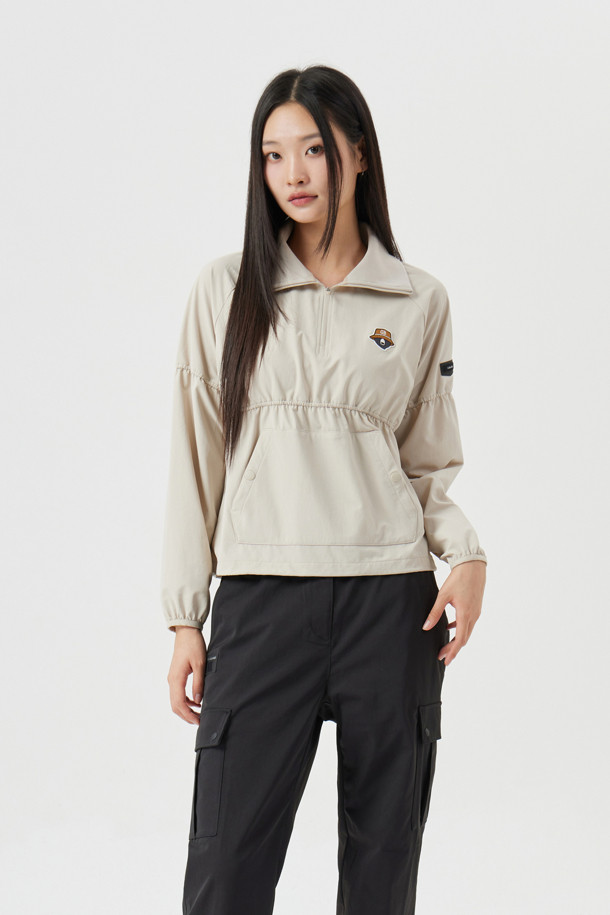 (W) 윙 카라 우븐 스웨트 상의는 여성 골프 및 일상용으로 디자인된 슬림핏 긴소매 제품입니다. 윙 카라 디자인과 베이지 컬러가 세련된 분위기를 연출하며, 봄, 여름, 가을, 겨울 사계절 모두 착용 가능합니다. 우븐 소재로 제작되어 신축성이 뛰어나 편안한 착용감을 제공하며, 셔링 디테일, 캥거루 포켓, 소매 접밴드, 밑단 스트링 스토퍼, 자수 와펜, 오각 와펜 등의 디자인 디테일이 특징입니다. 스냅 버튼 여밈 방식과 캐주얼, 스포티, 미니멀 스타일을 모두 소화하여 다양한 골프룩을 완성할 수 있습니다.
