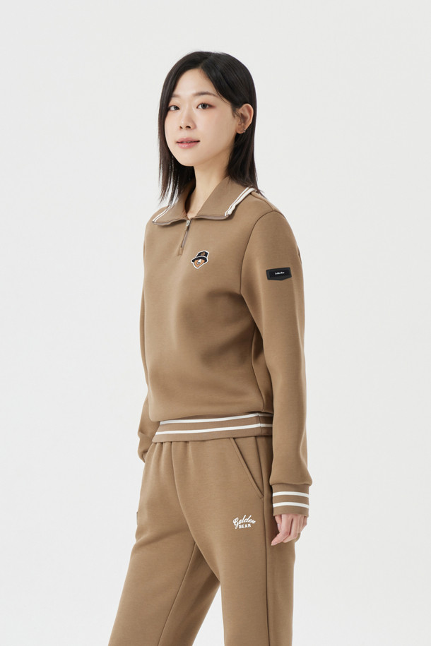 베이지 컬러의 (W) 네오프렌 스웨트셔츠입니다. 골프 라운딩과 일상에서 모두 활용 가능한 상품으로, 봄, 가을, 겨울 시즌에 착용하기 좋습니다. 부드러운 촉감의 네오프렌 소재로 제작되었으며, 레귤러 핏에 하프넥 디자인이 특징입니다. 긴 소매 기장과 무지 패턴으로 미니멀하고 스포티한 스타일을 연출하며, 립 디테일로 포인트를 더했습니다. 두꺼운 두께감으로 보온성을 높였습니다.

