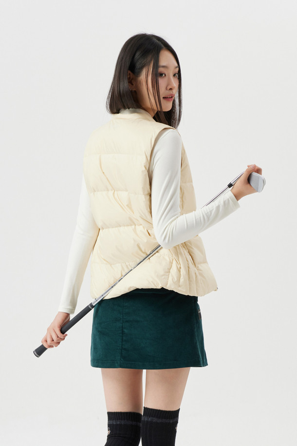 (W) A/R 소프트 터치 카라 티셔츠는 여성 골프 및 일상복으로 활용 가능한 긴소매 티셔츠입니다. 아이보리, 핑크, 브라운 세 가지 색상으로 출시되었으며, 부드러운 촉감의 아크릴레이온, 폴리우레탄 혼방 소재로 제작되었습니다. 베이직 스타일의 무지 디자인에 슬림핏, 데일리핏, 오버핏으로 다양한 핏을 제공하며, 보온 기능과 기모 안감으로 따뜻함을 더했습니다. 좌측 가슴에는 시그니처 뉴베어 자수 와펜이 포인트로 들어가 있으며, 밑단과 소매단은 삼봉 마감 처리로 깔끔하게 마무리되었습니다.
