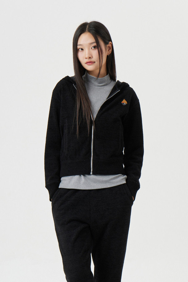 (W) 컬러 컨트라스트 베이스 레이어는 여성 골퍼 및 겨울철 데일리룩을 위한 슬림핏 또는 오버핏의 긴소매 모크넥 베이스 레이어입니다. 그레이, 블랙 두 가지 색상으로 출시되었으며, 스포티하고 미니멀한 스타일을 연출합니다. 부드러운 촉감과 신축성 있는 소재로 편안한 착용감을 제공하며, 사이드 컬러 배색 패널 디자인과 왼쪽 가슴 자수 와펜이 특징입니다. 비침이 없어 단품 티셔츠로도 활용 가능합니다. 가을, 겨울 시즌에 적합한 두께감의 베이직한 무지 스타일입니다.
