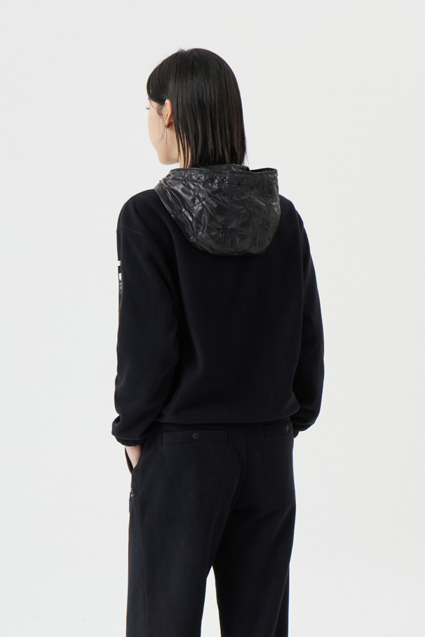 (W) 우븐 하이브리드 마이크로 플리스 후디는 여성용으로, 골프 및 일상 활동에 적합한 상의입니다. 가을과 겨울에 따뜻하게 착용할 수 있도록 두꺼운 두께감의 플리스 소재와 폴리에스테르 소재를 혼합하여 제작되었습니다. 블랙 색상의 무지 디자인에 긴소매와 후드, 레귤러핏으로 스포티하면서도 캐주얼한 스타일을 연출합니다. 하이브리드 소재 믹스로 보온성과 통기성을 동시에 갖췄으며, 집업 형태의 여밈 방식으로 편안하게 착용 가능합니다.
