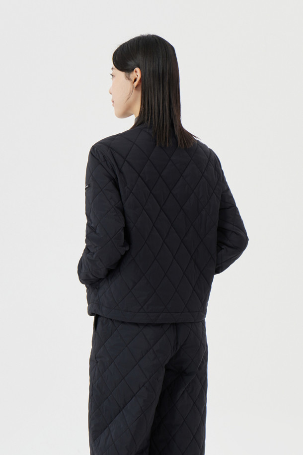 (W) 퀼티드 V넥 스웨트는 여성 골프룩을 위한 스포티하고 미니멀한 스타일의 상의입니다. 블랙 컬러의 레귤러핏 제품으로, 가을/겨울 시즌에 적합하며 두꺼운 두께감과 부드러운 촉감이 특징입니다. 퀄팅 디테일이 돋보이는 디자인에 V넥 라인과 긴 소매로 세련됨을 더했습니다. 안감은 패딩 처리되어 보온성을 높였으며, 골프웨어로 활용하기 좋습니다.
