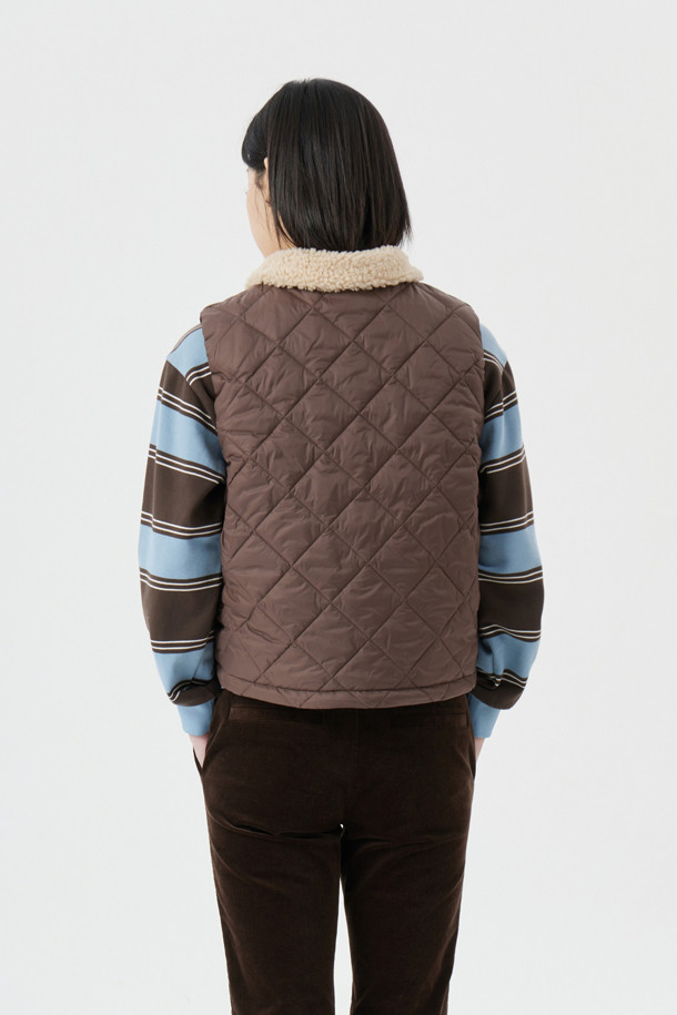 (W) 플리스 카라 퀄티드 베스트는 여성스러운 스타일을 강조하는 아우터입니다. 브라운 컬러의 부드러운 플리스 카라와 퀄팅 디테일이 특징이며, 가을과 겨울에 따뜻함과 스타일을 동시에 제공합니다. 집업 스타일과 레귤러핏으로 편안하게 착용 가능하며, 골프룩 또는 일상 캐주얼룩, 스포티룩, 미니멀룩 등 다양한 스타일 연출에 활용할 수 있습니다. 두꺼운 두께감으로 보온성을 높였으며 민소매 디자인으로 활동성을 보장합니다.
