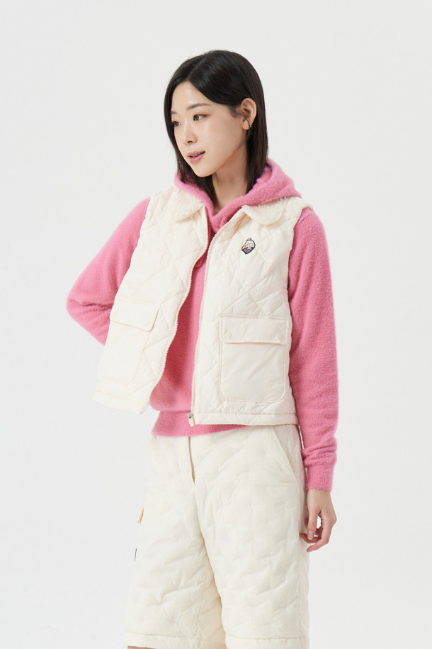 (W) 플리스 카라 퀼팅 베스트는 여성 골퍼들을 위한 캐주얼, 스포티 무드의 조끼입니다. 아이보리, 화이트 두 가지 색상으로 출시되었으며, 부드러운 플리스 소재와 두꺼운 두께감으로 가을, 겨울철 보온성을 높였습니다. 크롭 기장의 레귤러핏으로, 카라 디테일과 퀼팅 디자인이 특징이며, 집업 스타일로 간편하게 착용할 수 있습니다. 스포티한 골프룩뿐만 아니라 일상에서도 미니멀하게 연출하기 좋은 아이템입니다.
