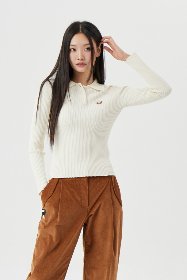 (W) 리브드 칼라 니트는 가을, 겨울 시즌 여성 골프룩 및 겨울 데일리룩 연출에 적합한 베이직 스타일의 니트/스웨터입니다. 아이보리, 블랙, 레드의 세 가지 색상으로 출시되었으며, 슬림핏, 데일리핏, 오버핏으로 다양한 핏을 즐길 수 있습니다. 칼라넥 디자인과 긴 소매, 골지/스트라이프 패턴이 특징이며, 중앙 플라켓 버튼 디테일과 후면 골드베어 자수 장식이 돋보입니다. 신축성 있는 니트 소재로 제작되었으며, 비침 걱정 없이 착용 가능합니다. 시즌 한정 곰 와펜으로 포인트를 더했습니다.
