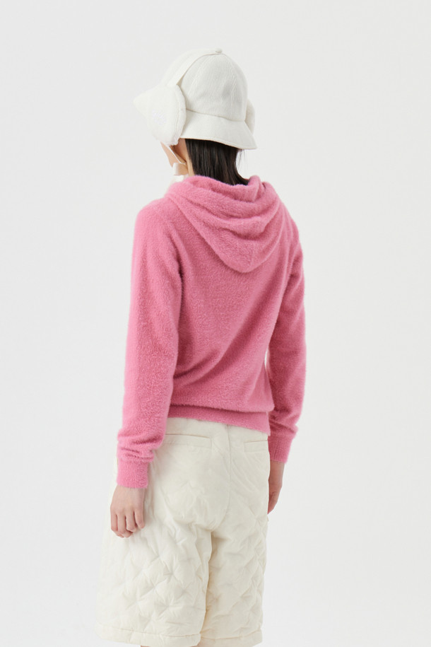 (W) 플러피 얀 후드 니트는 부드러운 촉감과 보온성을 갖춘 여성용 상의입니다. 플러피한 텍스처와 무지 패턴으로 캐주얼하고 스포티한 스타일을 연출하며, 가을/겨울 시즌 골프룩으로도 활용 가능합니다. 레귤러핏에 긴 소매, 후드 네크라인 디자인으로 편안함을 더했습니다. 두꺼운 두께감으로 따뜻하게 착용할 수 있으며, 핑크 컬러가 사랑스러운 분위기를 선사합니다. 플리스 소재로 제작되어 부드러운 착용감을 제공합니다.
