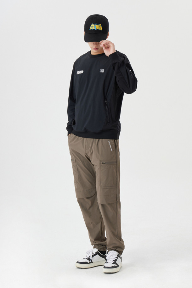 GOLDEN BEAR X BATMAN (골든 베어 X 배트맨) 지퍼 포켓 우븐 조거 팬츠는 남성용 조거 팬츠입니다. 골프 및 일상용으로 착용하기 좋은 스포티하면서도 캐주얼한 스타일을 연출합니다. 우븐 소재로 제작되었으며, 무지 패턴에 긴 기장과 조거핏으로 편안한 착용감을 제공합니다. 지퍼 포켓 디테일로 실용성을 더했습니다.
