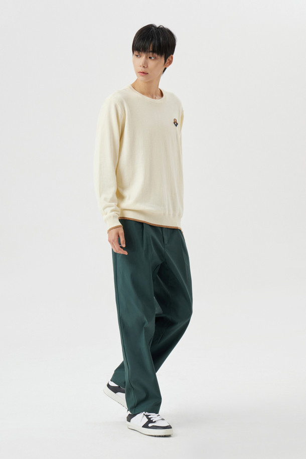 Tucked 테이퍼드 팬츠는 남성을 위한 골프 및 일상용 바지입니다. 블루와 아이보리 두 가지 색상으로 출시되었으며, 봄, 여름, 가을, 겨울 사계절 모두 착용 가능합니다. 슬림핏 테이퍼드 디자인으로 클래식하고 미니멀한 스타일을 연출하며, 얇은 면 소재로 제작되었습니다. 1:7 비율 허리 밴드, 싱글 플리츠, 메탈 후크 잠금장치, D링, 로고 자수, 싱글 웰트 포켓, 사이드 대각선 포켓, 백 요크 디자인 등, 섬세한 디테일이 돋보입니다. 2cm 접어올린 밑단으로 세련된 룩을 완성합니다.
