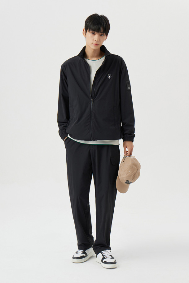 패턴 프린팅 팬츠는 남성용 카고 팬츠입니다. 베이지 컬러의 경량 스트레치 소재로 제작되었으며, 봄, 가을, 겨울 계절에 착용하기 좋습니다. 전체 밴딩 허리, 우측 플랩커버 아웃포켓, 전면 사선 싱글월트 포켓, 커브드 라인 로고 프린팅, 밑단 스트링 & 스토퍼 디테일이 특징입니다. 슬림핏, 스트레이트핏, 테이퍼드핏, 와이드핏으로 다양한 핏을 선택할 수 있으며, 골프룩, 가을 나들이룩, 스포티, 캐주얼, 미니멀 스타일을 연출하기 좋습니다.
