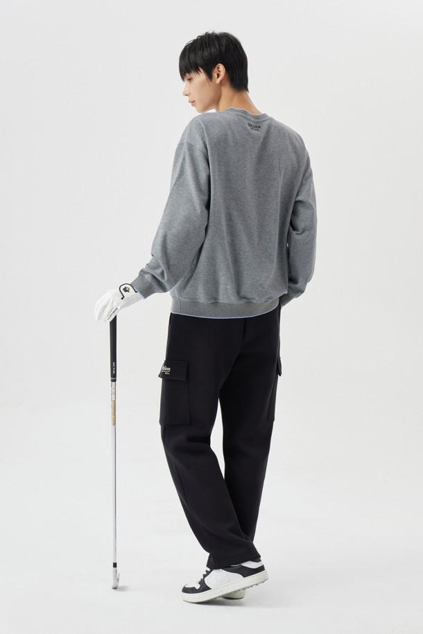 더블페이스 카고 팬츠는 남성용 바지로, 골프 및 일상 용도로 활용 가능합니다. 블랙과 그레이 두 가지 색상으로 제공되며, 봄, 가을, 겨울 계절에 적합합니다. 스포티함과 캐주얼 스타일을 동시에 연출할 수 있으며, 슬림, 스트레이트, 테이퍼드, 와이드 핏으로 다양한 핏을 선택할 수 있습니다. 부드러운 이중직 소재에 풀 밴딩 허리, 안쪽 스트링으로 사이즈 조절이 용이하며, 스트링과 스토퍼로 2WAY 스타일 연출이 가능합니다. 좌우 플랩 커버 포켓과 사선 포켓 디자인으로 실용성을 더했습니다.
