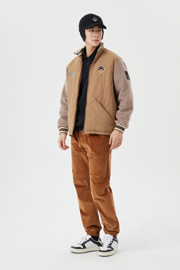 부드러운 코듀로이 소재로 제작되어 따뜻하고 편안한 착용감을 선사하는 코듀로이 밴딩 조거 팬츠입니다. 브라운 컬러의 무지 디자인으로 어떤 상의에도 잘 어울리며, 캐주얼, 스포티, 클래식 등 다양한 스타일을 연출할 수 있습니다. 허리와 밑단에 밴딩 처리를 하여 활동성을 높였으며, 카고 스타일의 디자인으로 포인트를 더했습니다. 가을, 겨울 시즌 골프룩은 물론 일상에서도 스타일리시하게 활용할 수 있는 릴랙스핏 조거 팬츠입니다.
