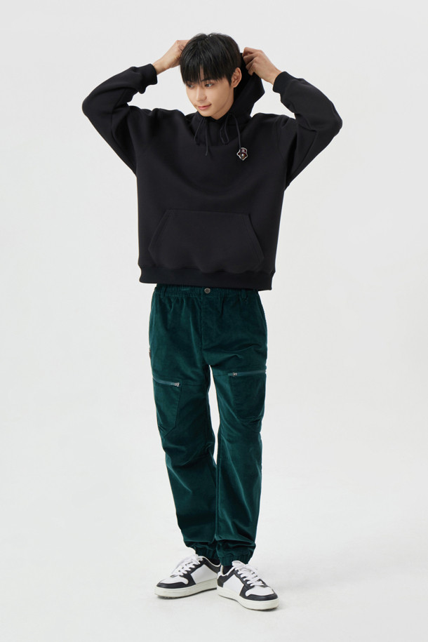 블랙 컬러의 코듀로이 밴딩 조거 팬츠입니다. 가을, 겨울 시즌에 적합하며, 캐주얼, 스포티, 미니멀 스타일을 모두 아우르는 디자인입니다. 두꺼운 두께감의 코듀로이 소재로 제작되어 부드러운 촉감을 선사하며, 릴랙스 핏으로 편안한 착용감을 제공합니다. 밑단 시보리 디테일이 있으며, 골프룩과 일상복 모두 활용 가능합니다. 남성용 조거 팬츠로, 활동적인 날에도 스타일리시함을 놓치지 않도록 디자인되었습니다.
