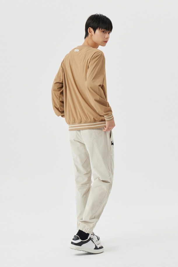 코듀로이 밴딩 조거 팬츠는 부드러운 촉감의 코듀로이 소재로 제작되어 봄, 가을, 겨울 시즌에 착용하기 좋습니다. 슬림, 스트레이트, 테이퍼드, 와이드 핏으로 다양한 스타일을 연출할 수 있으며, 3D 패턴 적용으로 편안한 착용감을 선사합니다. 아이보리, 브라운, 그린 세 가지 색상으로 출시되었으며, 골프룩, 가을 나들이룩, 캐주얼, 스포티, 미니멀 스타일링에 활용하기 좋습니다. 밴딩 처리와 조거 스타일 햄라인으로 활동성을 높였으며, 좌우 지퍼 포켓, 대각선 사이드 포켓, 펜홀더 포켓, 백 웰트 포켓, 스냅 클로저, 5개의 벨트 루프 등의 디테일이 돋보입니다.
