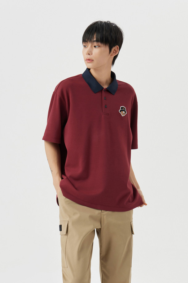 소프트 터치 피케 폴로 카라 반소매 티셔츠는 남성용 상의로, 부드러운 촉감이 특징입니다. 여름, 가을, 겨울 계절에 걸쳐 골프 및 일상용으로 활용 가능하며, 슬림핏, 레귤러핏, 오버핏으로 출시됩니다. 무지 패턴에 레드, 그린, 블루 세 가지 색상으로 만나보실 수 있으며, 폴로넥 디자인과 대비 색상 칼라가 돋보입니다. 신축성과 속건 기능을 갖춘 면, 폴리에스테르, 스판덱스 혼방 소재로 제작되었으며, 왼쪽 가슴 포켓, 리뉴얼된 베어 패치, 밑단 사이드 슬릿 등의 디테일이 돋보이는 캐주얼, 스포티 스타일의 미니멀한 골프룩입니다.
