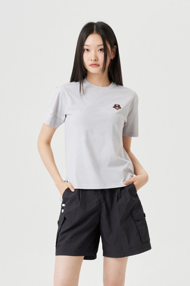 **(UNI) 컨트라스트 라인 프린트 크루넥 티셔츠**

남성용으로 디자인된 이 크루넥 티셔츠는 골프 및 일상용으로 모두 적합합니다. 블루, 그린, 그레이, 다크 그레이 등 4가지 색상으로 제공되며, 얇은 두께와 부드러운 촉감으로 편안한 착용감을 선사합니다. 소로나 소재를 사용하여 흡습 및 냉감 기능을 갖췄으며, 슬림핏, 레귤러핏, 오버핏, 세미오버핏의 4가지 핏으로 출시되었습니다. 우측 소매에 포인트 컬러 대비 프린트와 25S/S 시즌부터 적용된 새로운 자수 로고가 특징이며, 골프 티 홀더 패치가 있어 스포티한 스타일을 연출합니다.
