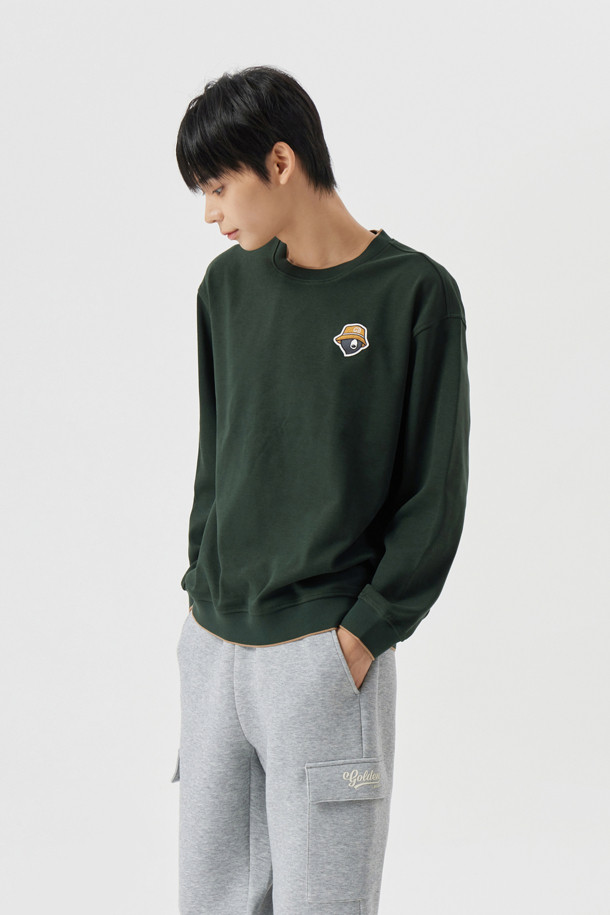 (U) 빅 로고 와펜 크루넥 스웨트셔츠는 남성용 스웨트셔츠로, 베이지, 그레이, 그린 세 가지 색상으로 출시되었습니다. 플리스와 코튼 혼방 소재로 제작되어 부드러운 촉감을 자랑하며, 봄, 가을에 입기 좋습니다. 라운드넥 디자인에 슬림핏, 데일리핏, 오버핏으로 다양한 스타일을 연출할 수 있습니다. 캐주얼, 스포티, 미니멀한 스타일을 즐기는 분들께 추천하며, 동네 마실룩, 산책룩, 캠핑룩에 잘 어울립니다. 전면 좌측 가슴의 곰 와펜과 후면 넥밴드 하단의 로고 자수가 디자인 포인트이며, 신축성이 있어 편안하게 착용 가능합니다.
