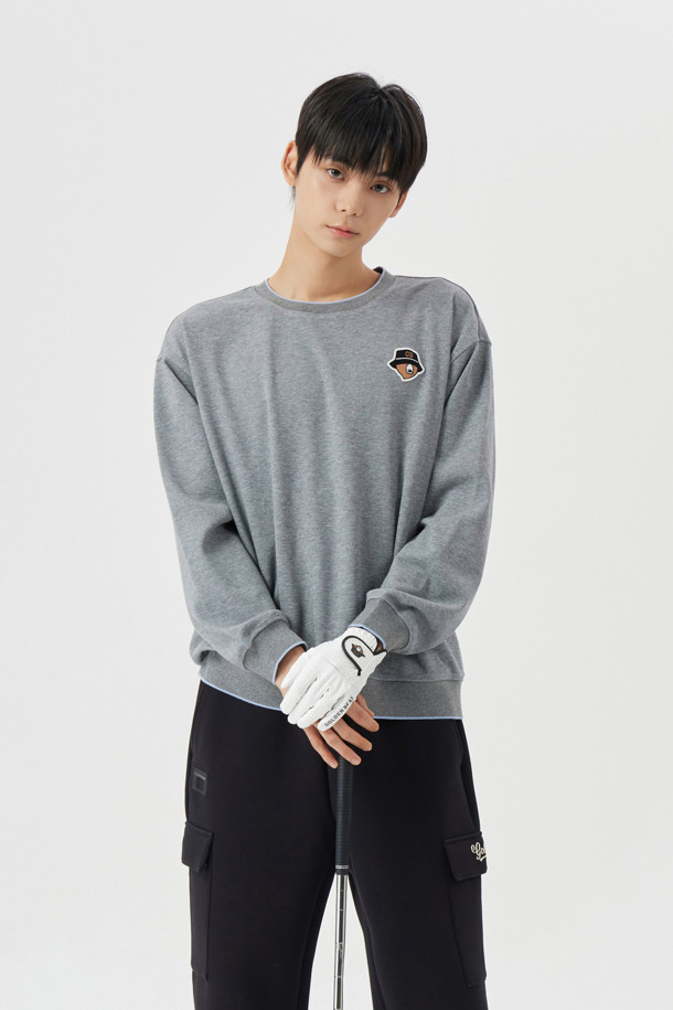 (U) Biggest Logo 와펜 크루넥 스웨트셔츠는 부드러운 플리스와 면 혼방 소재로 제작되어 편안한 착용감을 선사합니다. 베이지, 그레이, 그린 세 가지 색상으로 출시되었으며, 라운드넥에 긴 소매 기장으로 디자인되었습니다. 전면 좌측 가슴에는 곰 와펜, 후면 넥밴드 하단에는 브랜드 로고 자수 디테일로 포인트를 더했습니다. 슬림핏으로 제작되어 캐주얼, 스포티, 미니멀 스타일 연출에 용이하며, 봄, 가을 시즌 데일리룩 또는 동네 마실룩, 산책룩으로 활용하기 좋습니다. 신축성이 있어 활동성이 뛰어나며, 1X1 립밴드와 어깨 라인 모빌론 테이프 처리로 내구성을 높였습니다.
