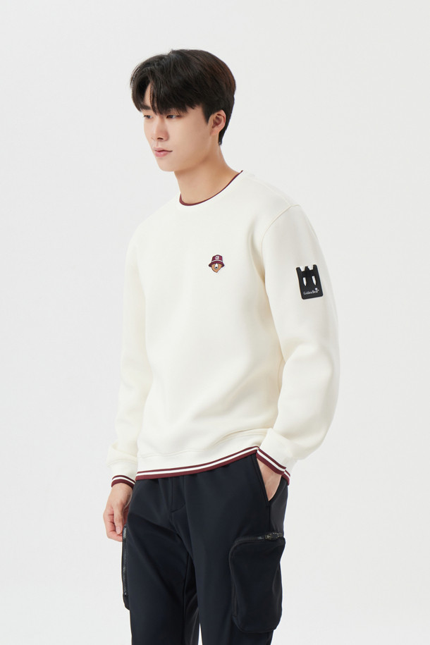 아이보리, 화이트 색상으로 출시된 Printed Back 더블페이스 스웨트셔츠입니다. 남성용으로, 가을/겨울 시즌에 골프 및 일상용으로 착용하기 좋습니다. 면 소재의 레귤러핏 긴소매 스웨트셔츠로, 라운드넥 디자인과 두꺼운 두께, 부드러운 촉감이 특징입니다. 등면에 프린트가 더해져 스포티하고 캐주얼한 스타일을 연출하며, 미니멀한 무드도 느낄 수 있습니다. 더블페이스 원단으로 제작되어 보온성과 활동성을 동시에 갖췄습니다.
