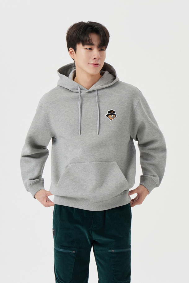 (U) 프린티드 백 후디는 남성용 상의로, 캐주얼 및 스포티 스타일을 모두 소화할 수 있는 후드티입니다. 가을, 겨울 시즌에 적합하며, 부드러운 면 소재로 제작되어 편안한 착용감을 선사합니다. 캥거루 포켓이 있어 실용성을 더했으며, 레귤러핏과 긴소매 기장으로 활동성을 보장합니다. 그레이 컬러에 로고 패턴이 더해져 심플하면서도 스타일리시한 골프룩을 연출할 수 있습니다.
