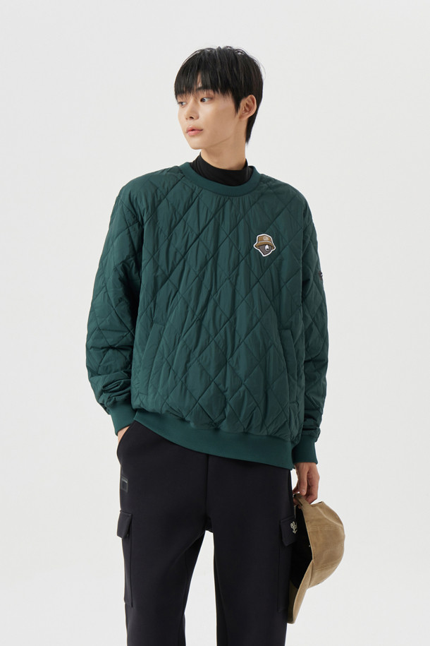 남성용 퀼티드 크루넥 풀오버는 봄, 가을, 겨울 시즌에 스포티하면서도 캐주얼한 스타일을 연출할 수 있는 상의입니다. 그린과 블루 두 가지 색상으로 출시되었으며, 다이아몬드 킬팅 패턴이 돋보입니다. 우븐 소재에 플리 안감을 더해 따뜻함과 편안함을 제공하며, 슬림핏 라운드넥 디자인으로 세련된 핏을 선사합니다. 사선 월트 포켓, 넥밴드, 소매단, 밑단 립밴드, 코듀로이 아플리케 자수, 경량 5각 티켓 디테일로 디자인의 완성도를 높였습니다. 골프룩과 가을 나들이룩에 매치하여 미니멀하면서도 개성 있는 스타일을 연출해보세요.
