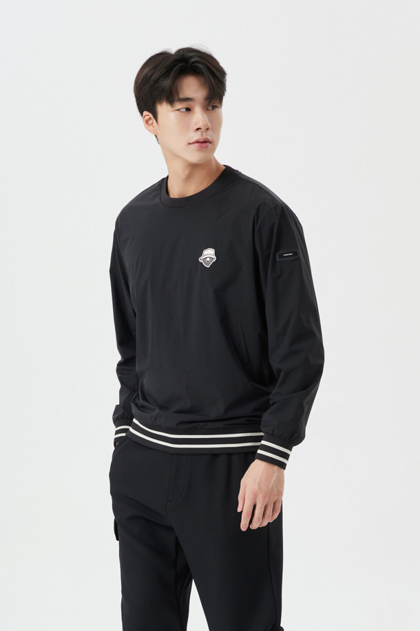 블랙 컬러의 플리스 안감 크루넥 우븐 풀오버입니다. 부드러운 촉감의 플리스 소재와 두꺼운 두께로 가을, 겨울철 따뜻하게 착용 가능합니다. 라운드넥 디자인에 레귤러핏으로 제작되었으며, 스포티하고 베이직한 스타일을 연출합니다. 골프 및 일상복으로 활용 가능하며, 스트라이프 디테일이 특징입니다. 남성 골프룩에 적합한 아이템입니다.
