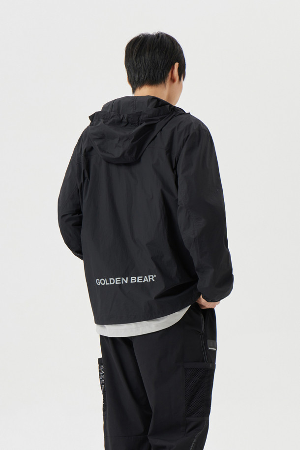 **경량 후드 바람막이**

남성용 경량 후드 바람막이입니다. 여름과 가을에 적합하며, 스포티와 캐주얼 스타일 모두 소화 가능합니다. 슬림핏 또는 오버핏으로 연출할 수 있으며, 무지 디자인의 그레이 컬러로 출시되었습니다. 나일론 소재로 제작되어 얇고 가벼우며, 방풍 기능을 제공합니다. 골프룩, 여행룩 등 다양한 TPO에 활용하기 좋습니다. 후드 스트링 스토퍼, 전면 절개 라인 좌우 포켓, 메쉬 소재 포켓 라이닝, 소매 밑단 경량 밴드 마감 등의 디테일이 돋보입니다.
