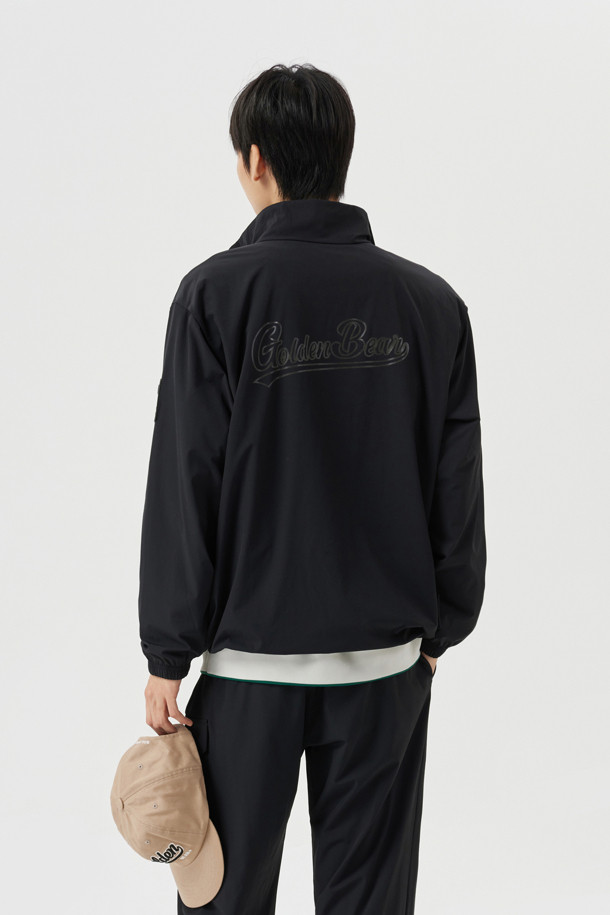 **스탠드 칼라 윈드브레이커**는 봄, 여름, 가을 간절기에 활용하기 좋은 아우터입니다. 베이지와 블랙 두 가지 색상으로 출시되었으며, 스포티한 무드를 연출합니다. 슬림핏, 데일리핏, 오버핏 세 가지 핏으로 제공되어 다양한 스타일을 소화할 수 있습니다. 신축성이 뛰어난 스트레치 소재와 스트레치 안감을 사용하여 편안한 착용감을 선사합니다. 스탠드 칼라, 전면 사선 싱글월트 포켓, 후면 골드베어 라인 로고 프린트, 소매단 밴드, 밑단 스트링 & 스토퍼 등의 디자인 디테일이 돋보이며, 동네 마실룩, 산책룩, 여행룩 등 다양한 TPO에 어울리는 활용도 높은 아이템입니다.
