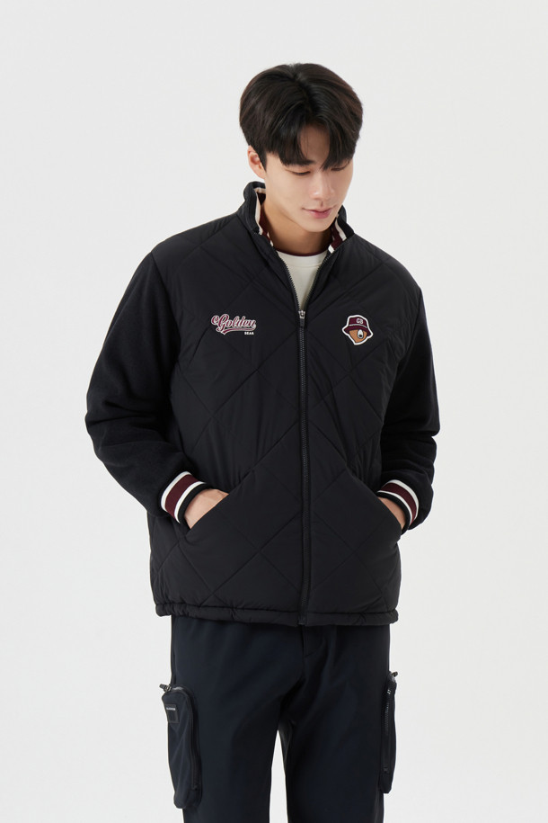 남성 골프 및 일상용으로 적합한 퀄티드 하이브리드 재킷입니다. 스포티하고 캐주얼한 스타일을 연출하며, 가을, 겨울철에 따뜻하게 착용할 수 있습니다. 부드러운 촉감의 나일론과 폴리에스테르 혼방 소재로 제작되었으며, 두꺼운 두께감으로 보온성과 방풍 기능을 제공합니다. 레귤러핏에 집업 스타일, 스탠드 칼라 디자인으로 활동적인 움직임에도 편안함을 선사합니다. 퀄팅 패턴이 돋보이는 긴 소매의 블랙 컬러 재킷으로, 미니멀한 스타일을 선호하는 분들께 추천합니다.
